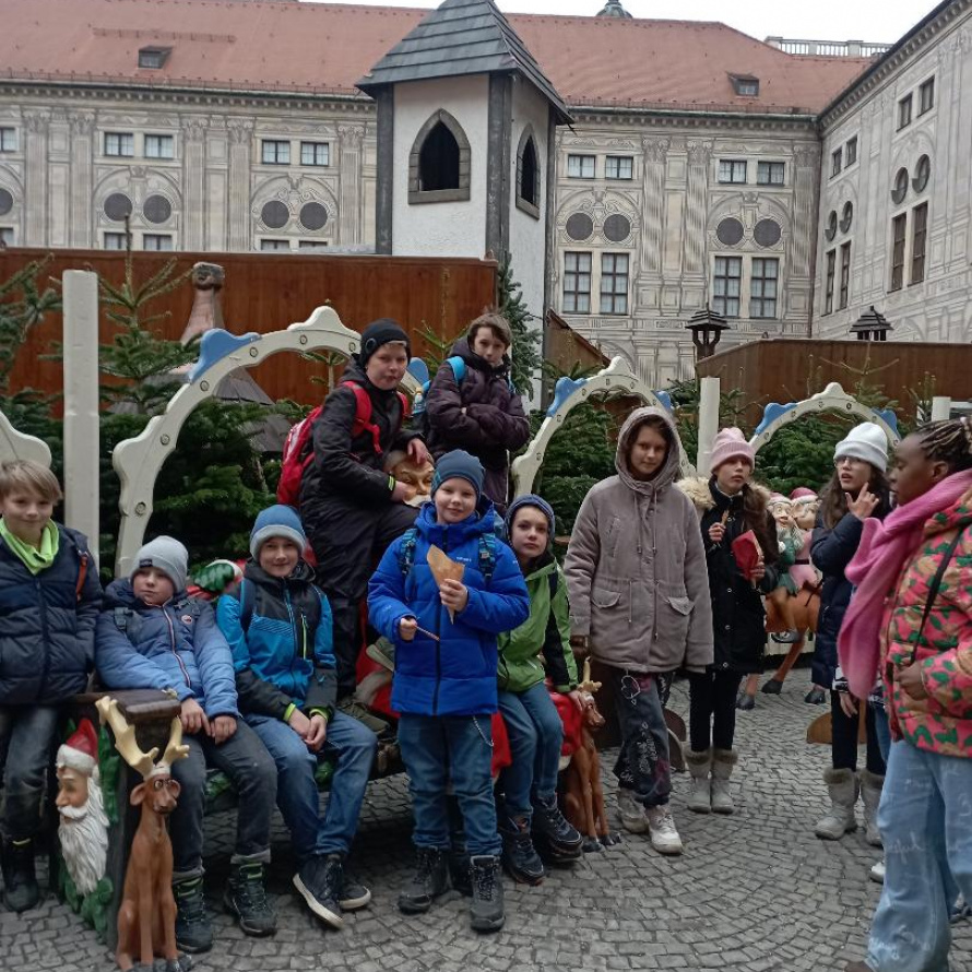 Klasse 5b, Partnerklasse und 6a besuchen das Weihnachtsdorf in der Residenz